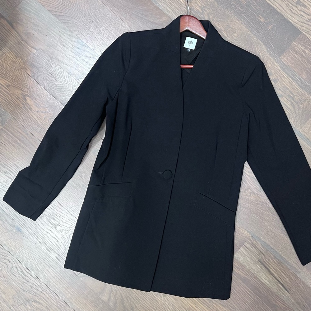 ⭐️⭐️CABI NEVER WORN SUPER CUTE BLACK BLAZER, w/back detail.